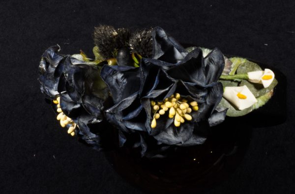 Haarreif mit schwarzen Blüten und kleinen Calla – Bild 3