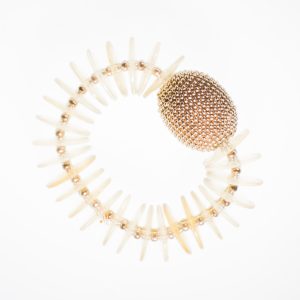 Armband mit durchsichtigen Slices und cremesilberfarben Perlen