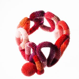 Armband in Orange-, Rosa- und Rottönen