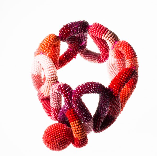 Armband in Orange-, Rosa- und Rottönen