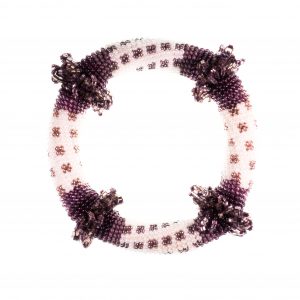 Armband in weiß, lila und violett mit Bestickungen