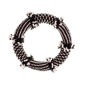 Armband in schwarz und creme mit Bestickungen