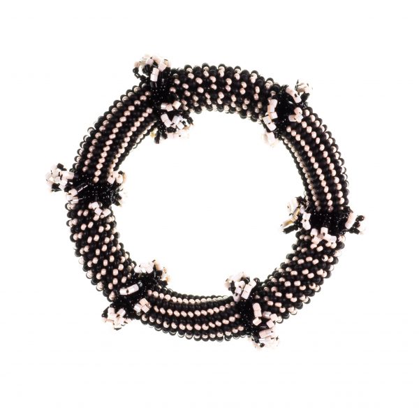Armband in schwarz und creme mit Bestickungen
