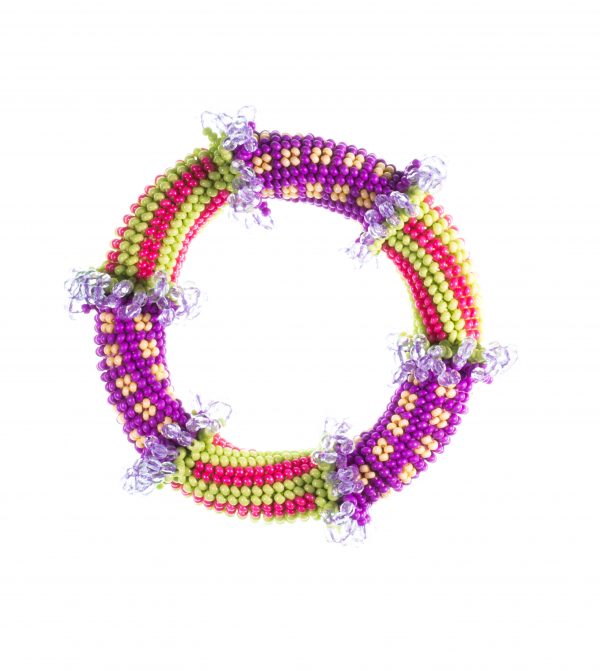 Armband in bunten Sommerfarben mit Bestickungen