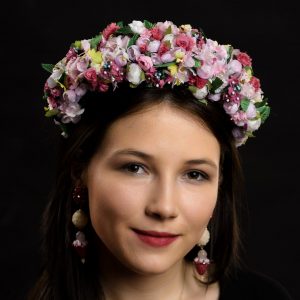 Haarkranz in Himbeer- und Rosatönen