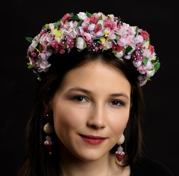 Haarkranz in Himbeer- und Rosatönen