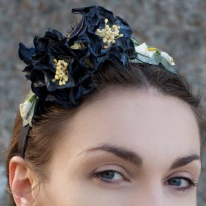 Haarreif mit schwarzen Blüten und kleinen Calla