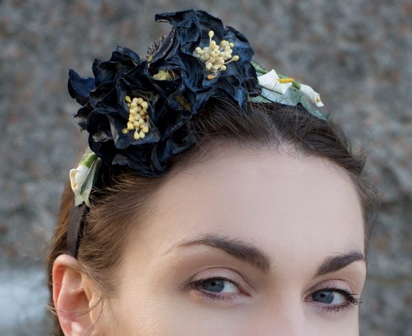 Haarreif mit schwarzen Blüten und kleinen Calla