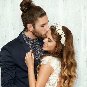 Haarkranz mit weißen Seidenrosen