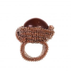 Ring mit rotbraunem ovalem Aufsatz