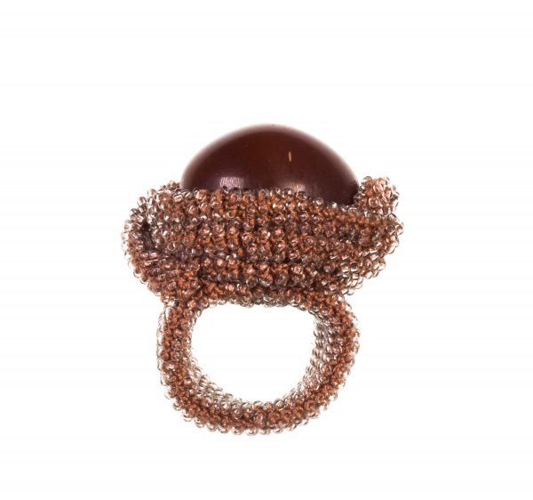 Ring mit rotbraunem ovalem Aufsatz