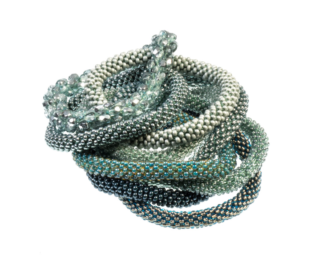 Kombination dünner Armbänder