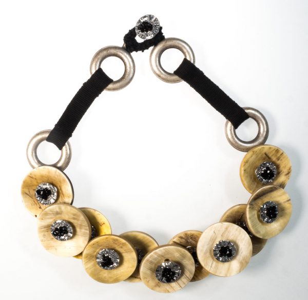 Collier mit runden Hornteilen und Bestickungen mit Swarovski in silber & schwarz – Bild 3