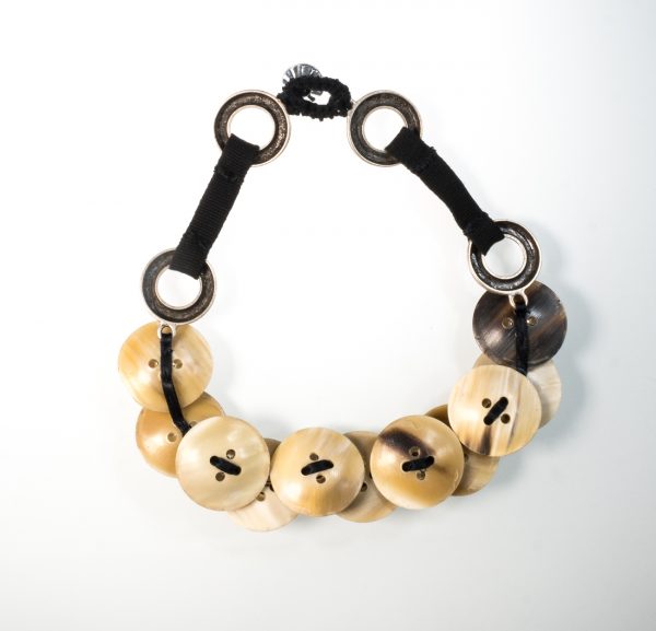 Collier mit runden Hornteilen und Bestickungen mit Swarovski in silber & schwarz – Bild 4