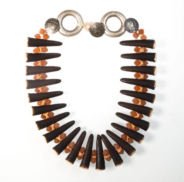 Collier mit Krickerlplastiken und rollierter Seide in Korallorange – Bild 3