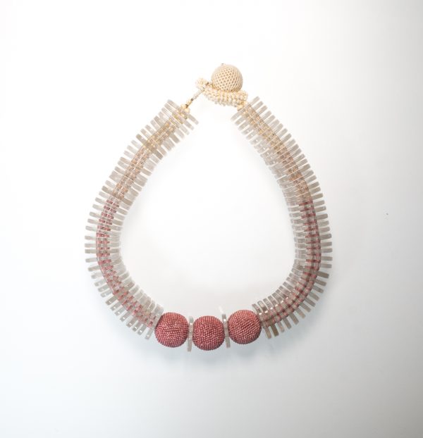 Collier in Altrosa und creme mit durchsichtigen viereckigen Slices – Bild 2