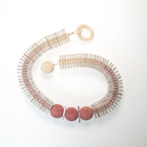 Collier in Altrosa und creme mit durchsichtigen viereckigen Slices