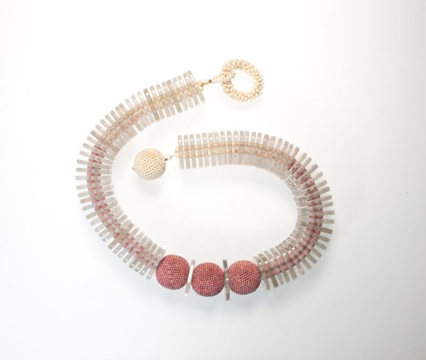 Collier in Altrosa und creme mit durchsichtigen viereckigen Slices