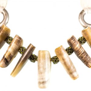 Collier mit ausgefallenen Hornteilen und Silberzwischenteilen mit grünen Glasschmucksteinen
