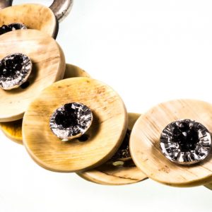 Collier mit runden Hornteilen und Bestickungen mit Swarovski in silber & schwarz