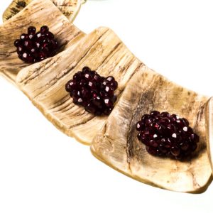 Collier mit viereckigen Hornteilen und Bestickungen mit facettierten roten Perlen