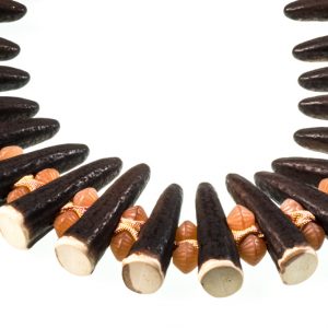 Collier mit Krickerlplastiken und rollierter Seide in Korallorange