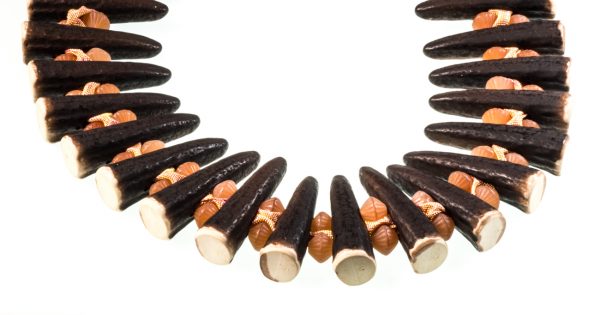 Collier mit Krickerlplastiken und rollierter Seide in Korallorange