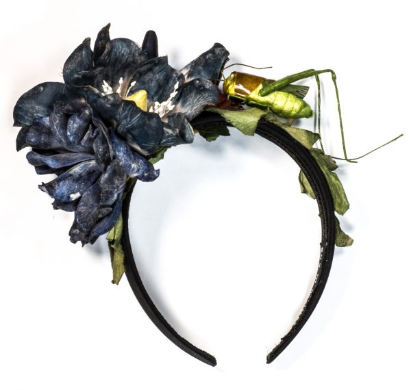 "Plaisir du criquet pèlerin" - schwarzer Haarreif mit Grashüpfer und blauen Blüten – Bild 2