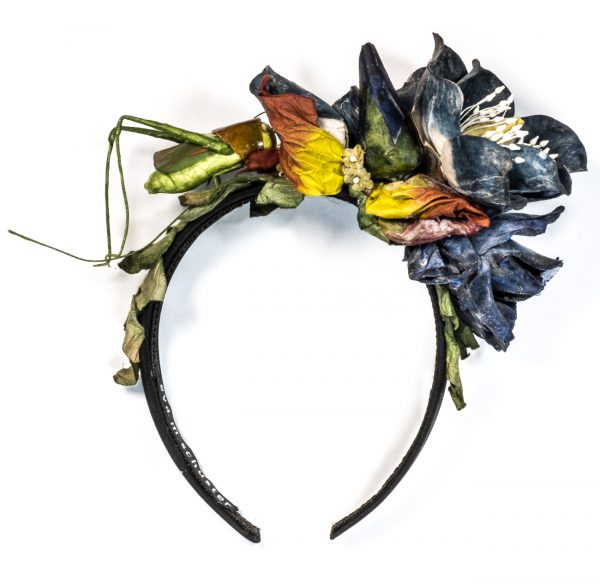 "Plaisir du criquet pèlerin" - schwarzer Haarreif mit Grashüpfer und blauen Blüten – Bild 3
