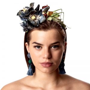 "Plaisir du criquet pèlerin" - schwarzer Haarreif mit Grashüpfer und blauen Blüten