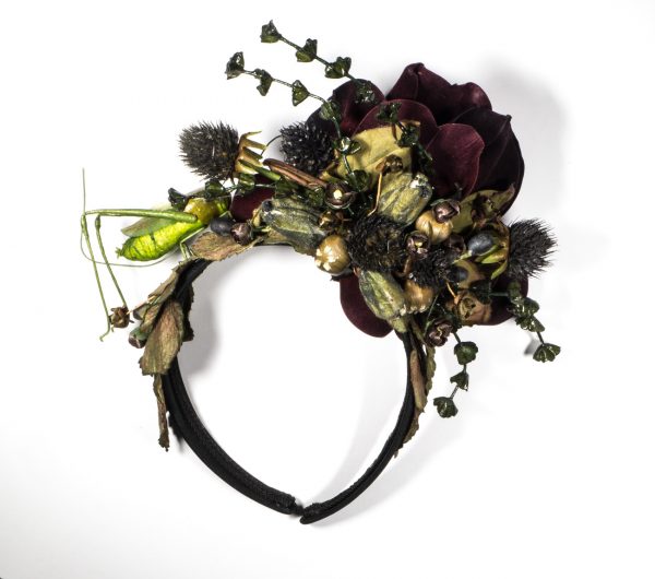 "Plaisir du criquet pèlerin" - Schwarzer Haarreif mit Grashüpfer und dunkelroter Rose – Bild 2