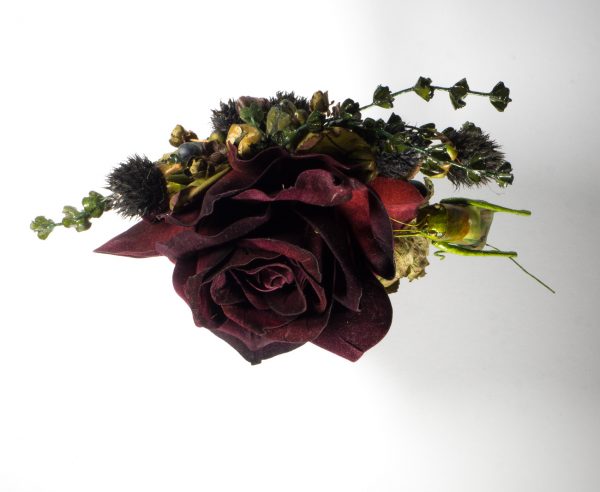 "Plaisir du criquet pèlerin" - Schwarzer Haarreif mit Grashüpfer und dunkelroter Rose – Bild 4