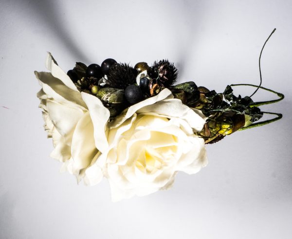 "Plaisir du criquet pèlerin" - Schwarzer Haarreif mit Grashüpfer und Rosen in ivory – Bild 4