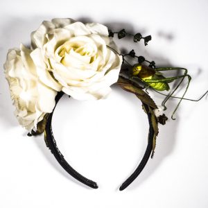 "Plaisir du criquet pèlerin" - Schwarzer Haarreif mit Grashüpfer und Rosen in ivory