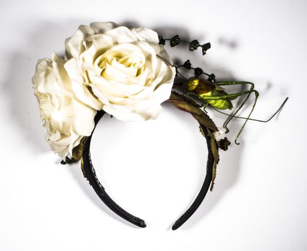 "Plaisir du criquet pèlerin" - Schwarzer Haarreif mit Grashüpfer und Rosen in ivory
