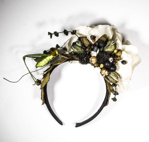 "Plaisir du criquet pèlerin" - Schwarzer Haarreif mit Grashüpfer und Rosen in ivory – Bild 2