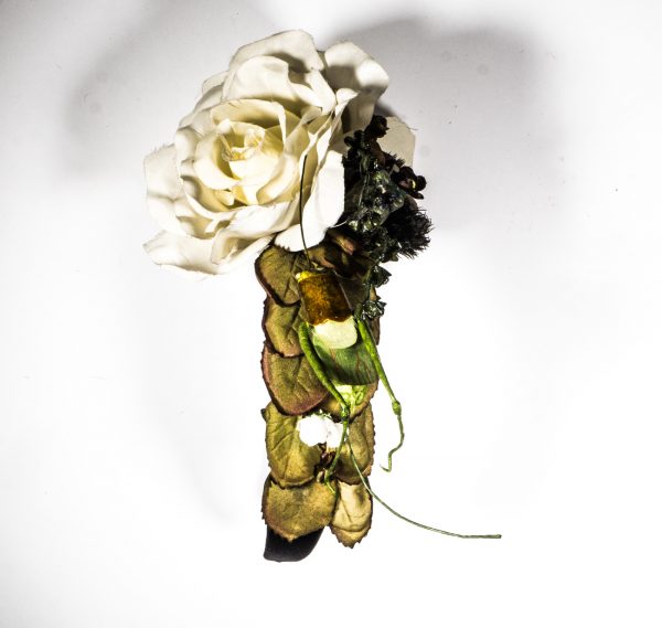 "Plaisir du criquet pèlerin" - Schwarzer Haarreif mit Grashüpfer und Rosen in ivory – Bild 3