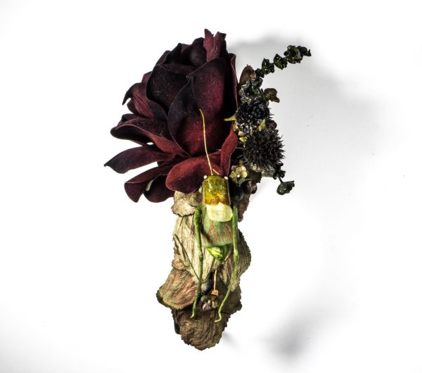 "Plaisir du criquet pèlerin" - Schwarzer Haarreif mit Grashüpfer und dunkelroter Rose – Bild 3