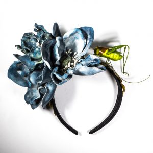 "Plaisir du criquet pèlerin" - schwarzer Haarreif mit Grashüpfer und Pastellblauen Blüten