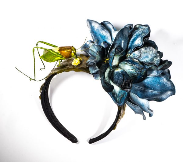 "Plaisir du criquet pèlerin" - schwarzer Haarreif mit Grashüpfer und Pastellblauen Blüten – Bild 2