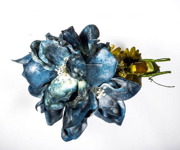 "Plaisir du criquet pèlerin" - schwarzer Haarreif mit Grashüpfer und Pastellblauen Blüten – Bild 3