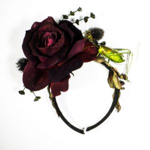 "Plaisir du criquet pèlerin" - Schwarzer Haarreif mit Grashüpfer und dunkelroter Rose