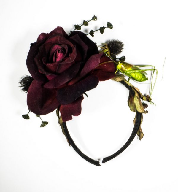 "Plaisir du criquet pèlerin" - Schwarzer Haarreif mit Grashüpfer und dunkelroter Rose