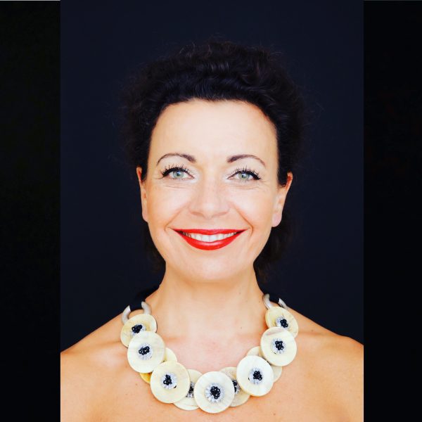 Collier mit runden Hornteilen und Bestickungen mit Swarovski in silber & schwarz – Bild 2