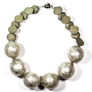 Silber KugelCollier mit CrashFolie und Holz (Kopie)