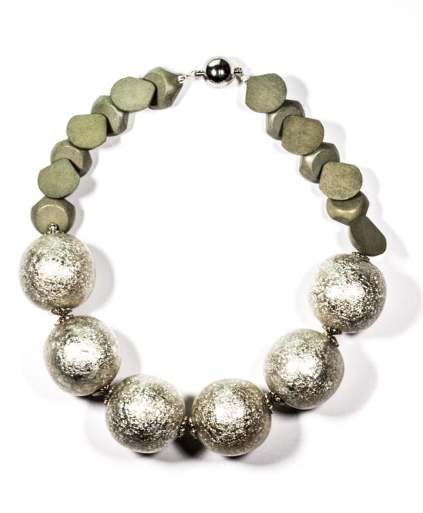 Silber KugelCollier mit CrashFolie und Holz (Kopie)
