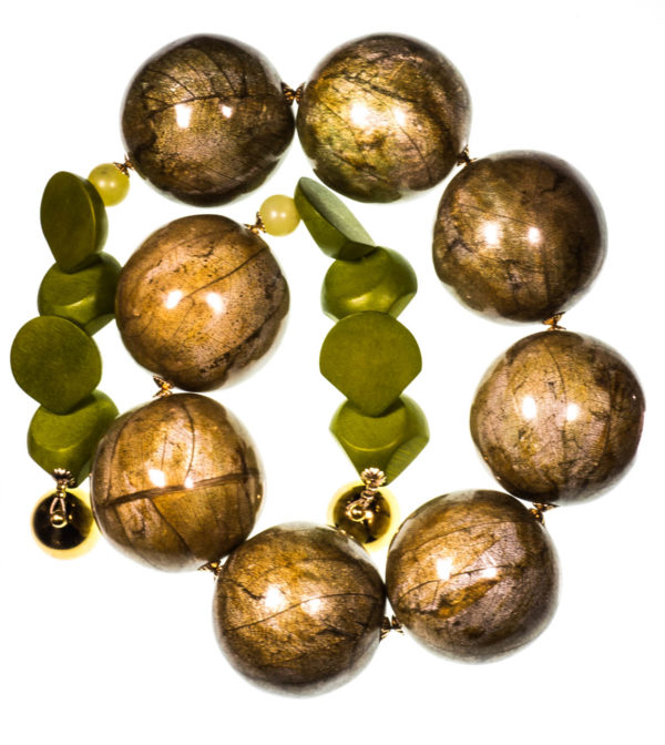 Grünes KugelCollier mit Blättern und Holz