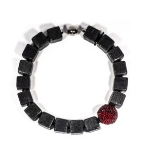 Collier mit RochenLederWürfel und roten Bestickungen