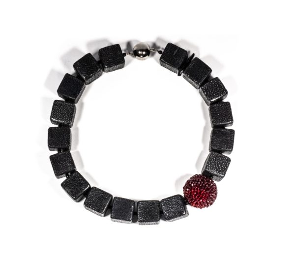 Collier mit RochenLederWürfel und roten Bestickungen