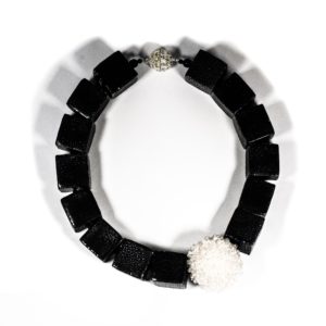 Collier mit RochenLederWürfel und weißen Bestickungen